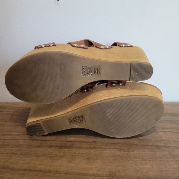 Fergalicious 8.5 brown wedges - Picture 10 of 10
